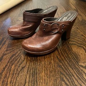 Born Crown never before worn brown clogs